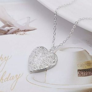 ⭐⭐⭐⭐⭐ Silvertone Heart Locket